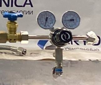 Regulyator davleniya v komplekte s predokhranitel'nym klapanom na nizkuyu liniyu.